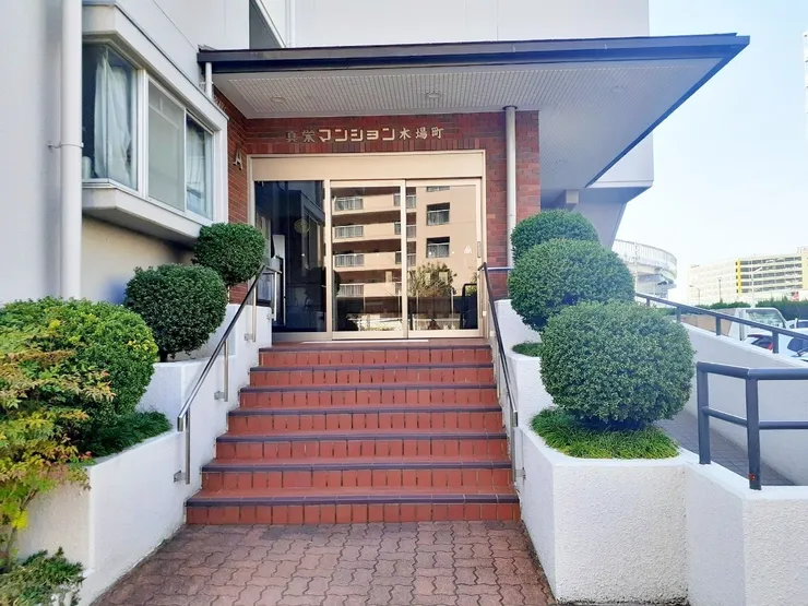 04386298exterior2L